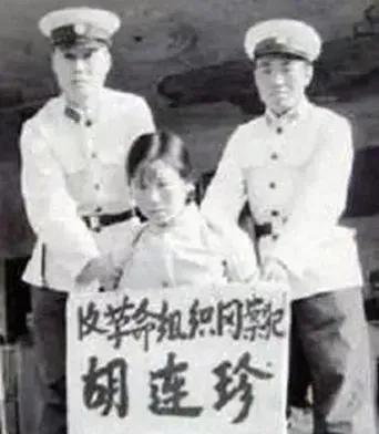 1983年的南方夏夜，一台半导体收音机正悄悄播放着境外频道。20岁的林梅不会