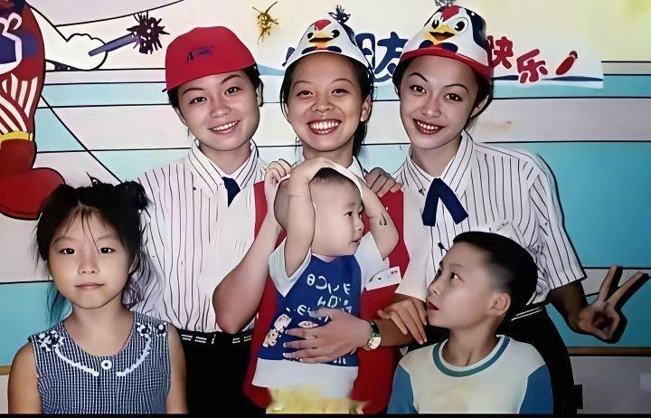 90年代，18岁的姚晨在福州市肯德基打工时和同事们的一张留影，也是她的第一份工作