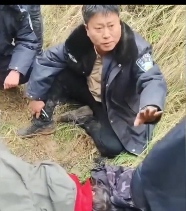 “这孩子的求生本能太强了”！4岁女童荒野走失36小时，在零度雨夜中奇迹生还。她躲