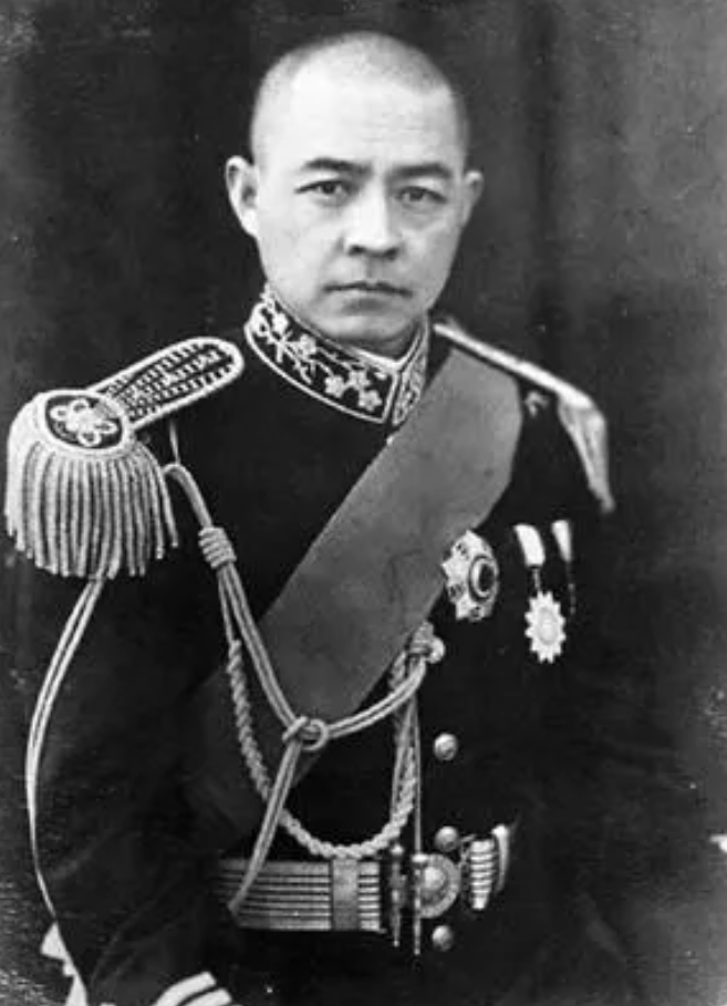 1933年，张自忠迎接凯旋的战士，忽然看见一个战士，走路一歪一扭的扛着一个大皮箱
