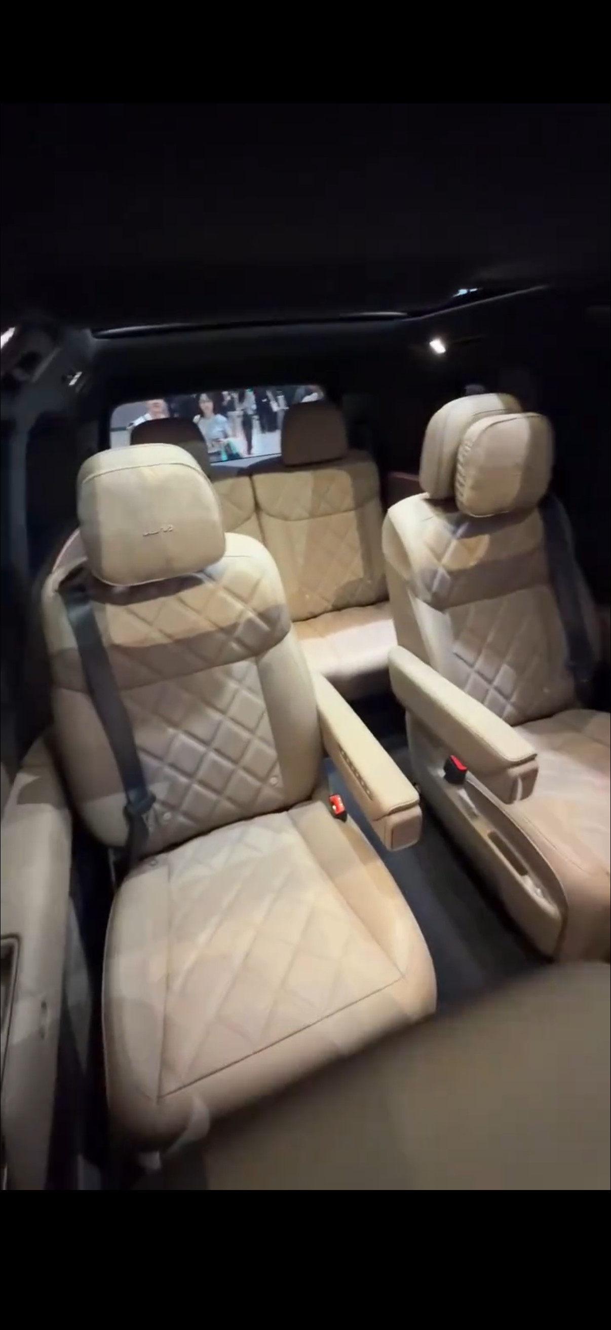 理想l9livis内饰今天爆出来了，我截了几个图，风格依旧是理想一直以来的简