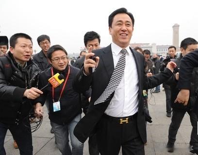 人在意气风发的时候，人在身败名裂的时候，分别是怎样的状况？这两幅照片就是最好的体