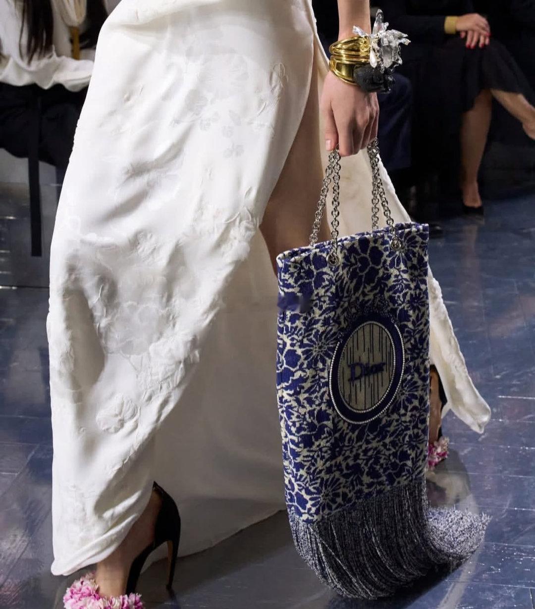 迪奥高定手袋｜当前，奢侈品牌纷纷将手袋视为核心增长引擎，迪奥2026春夏高定系列