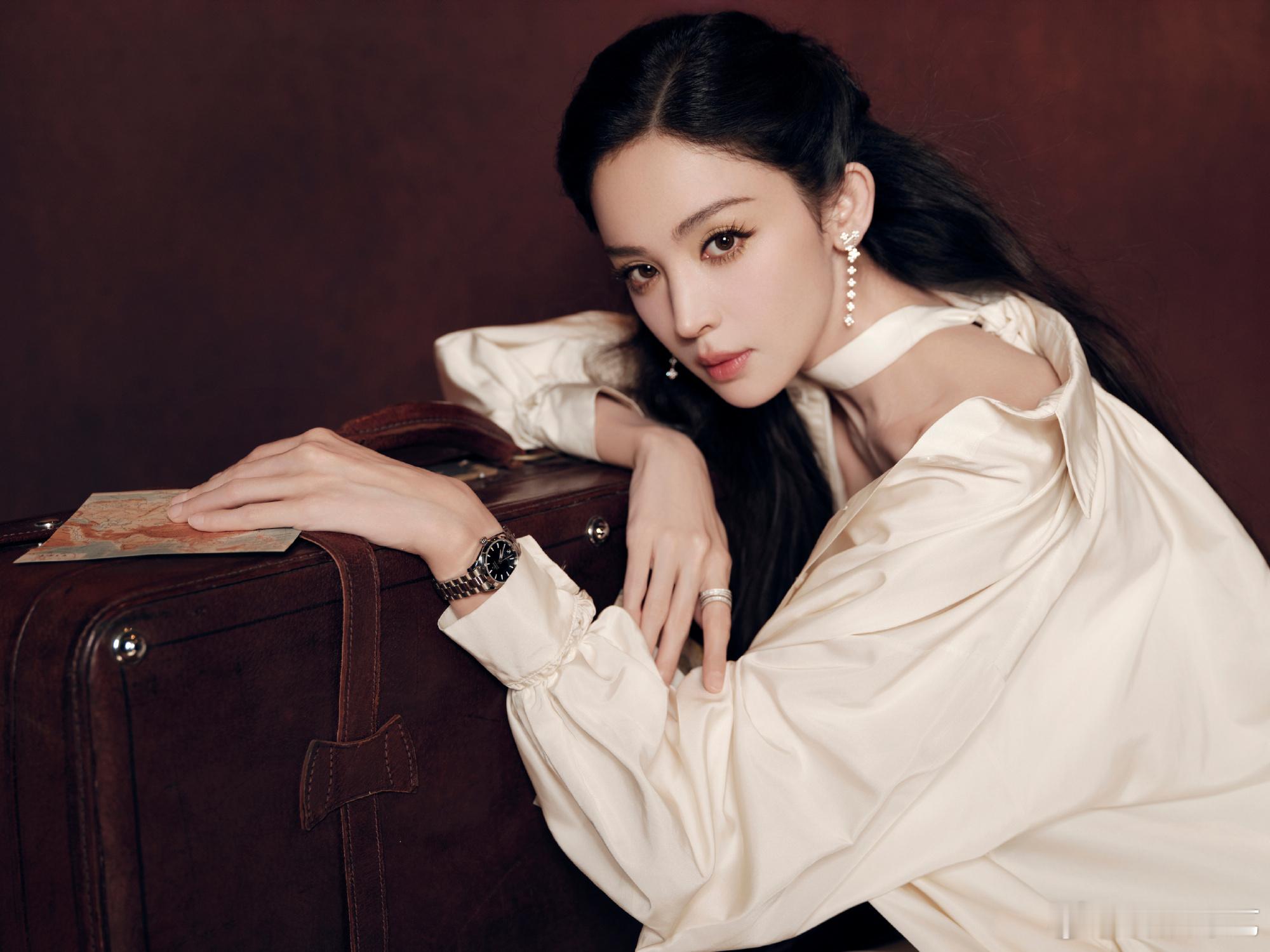 娜扎姐感自拍照娜扎闪现一下娜扎晒自拍并配文“闪现一下，你们那里天气都怎么样～娜扎