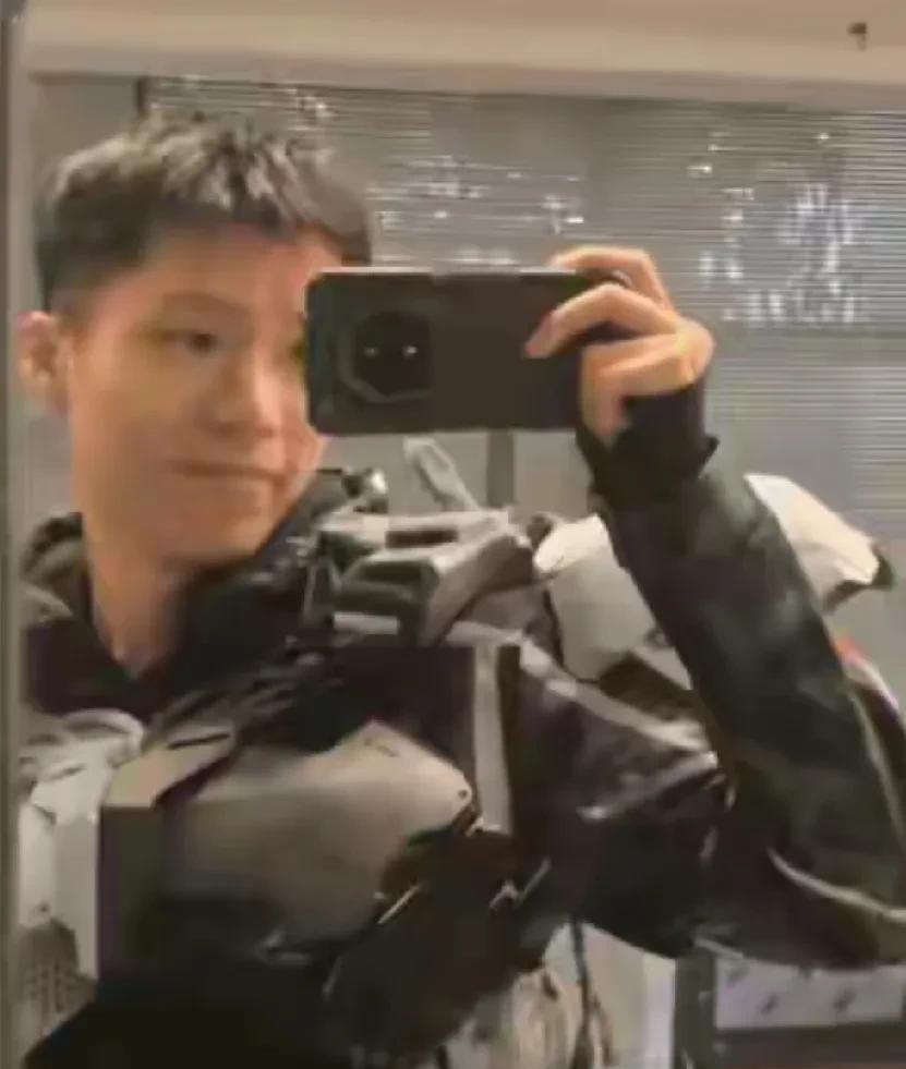 “太有才了！”重庆，一个21岁小伙子，不打游戏，不刷手机，也不看电视，除了读书外