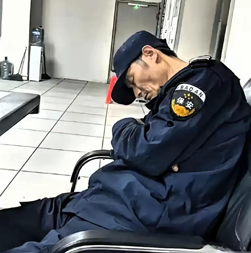 “毫无人性！连正常生理需求都不放过！”凌晨3点半。一个60岁的保安，打了16分