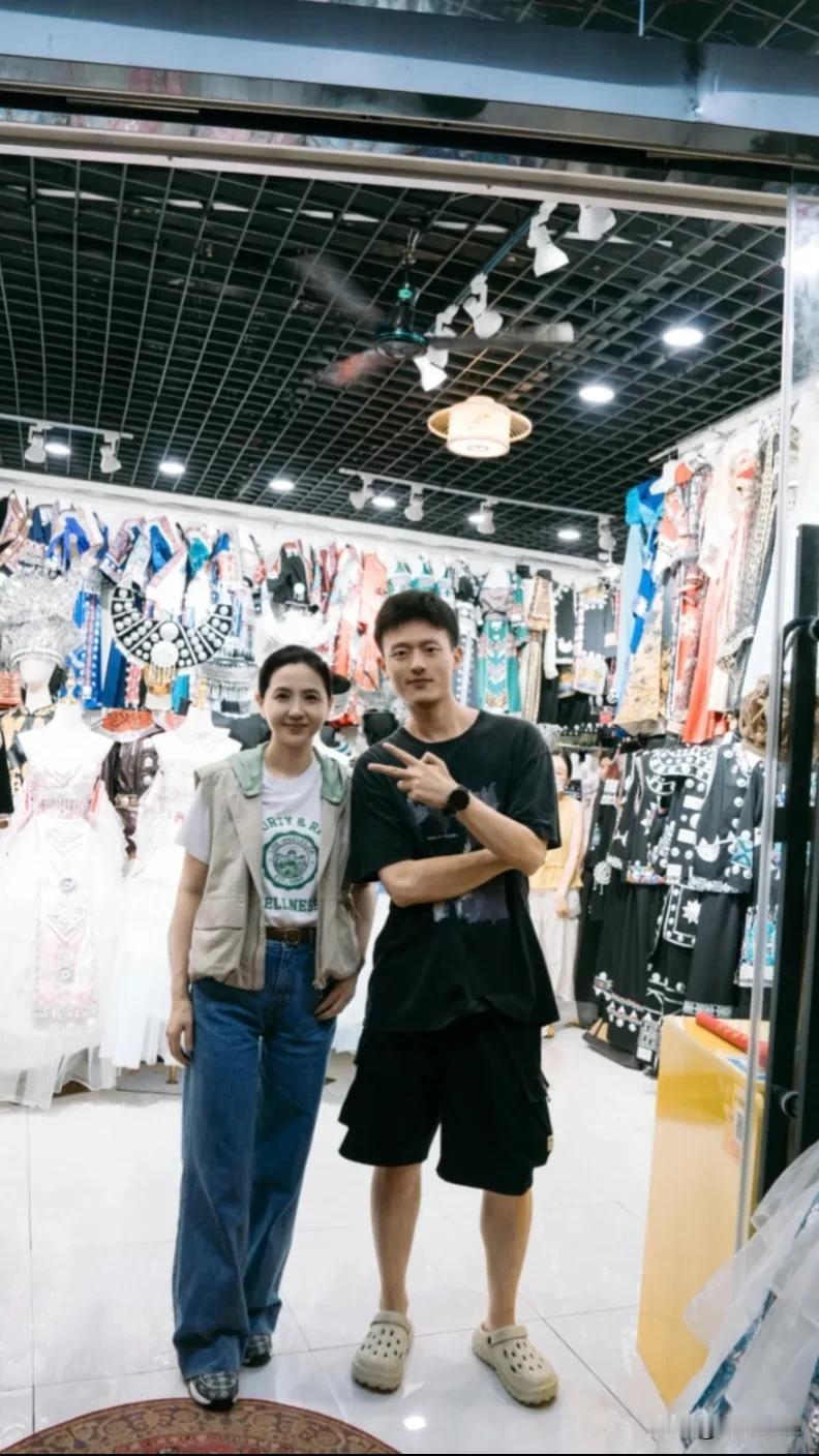 不愧为“江南第一美人”，这颜值真抗打。陶慧敏在商场逛街，与粉丝同框，六十岁的她