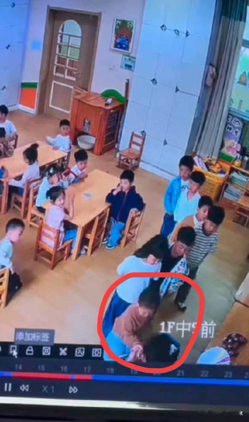 监控画面里，能明显看出这个穿棕色衣服的小男孩，被烫了手心。他回到座位上一直在