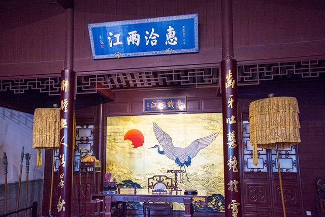 两江总督一年能捞多少钱？保守估计，五十万两银子问题不大。两江总督打卡的工资少的