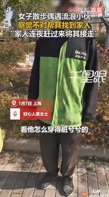 上海一名女子在河边散步时，看见一个正在拾荒的流浪男子，他衣衫单薄，手里拿着一个蛇