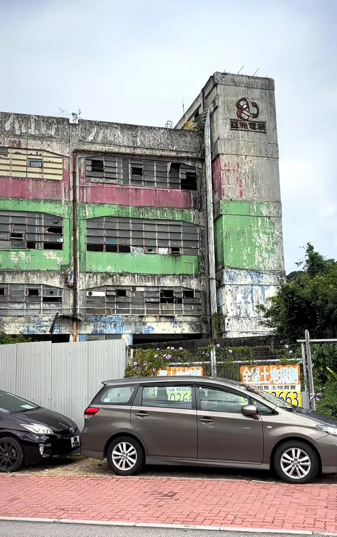 亚视片场近照曝光，破败不堪，辉煌不再！近日，有网友路过亚视的片场，并拍下了照片