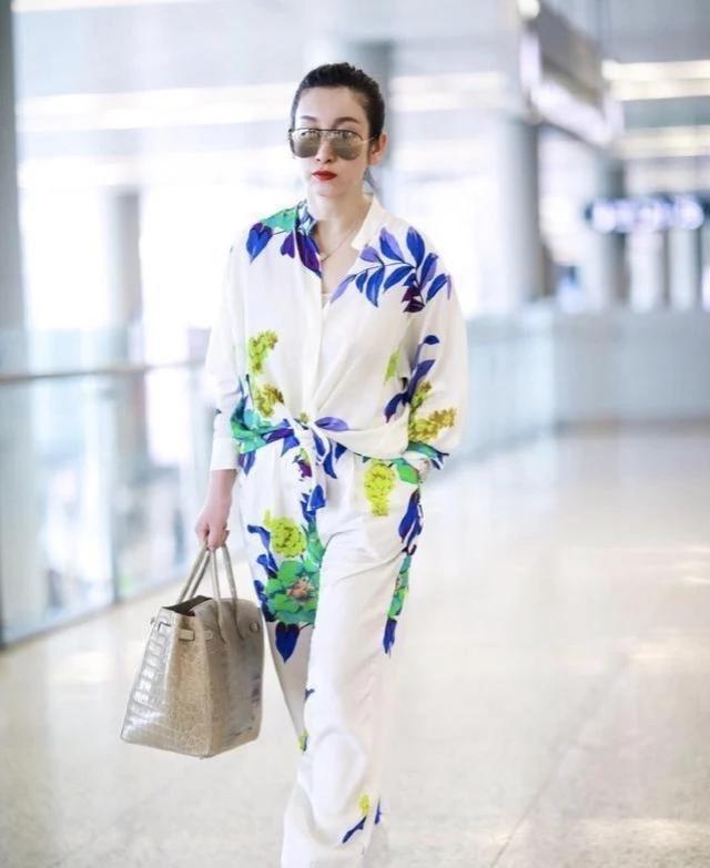 秦海璐最近在机场的穿搭太绝了！她穿着一身印花套装亮相，简约又显气质，整个人看起来