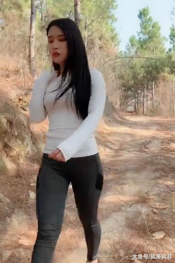 街拍:乡村小路上的时尚美女, 给人一种格格不入的美