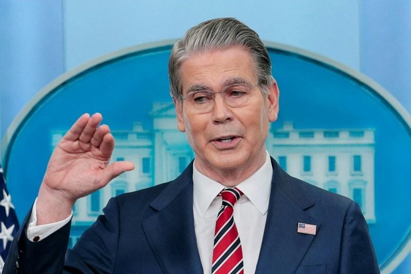 美国财长贝森特公开声称，世界没法承受，一个贸易顺差达到，一万亿美元的中国！中国想