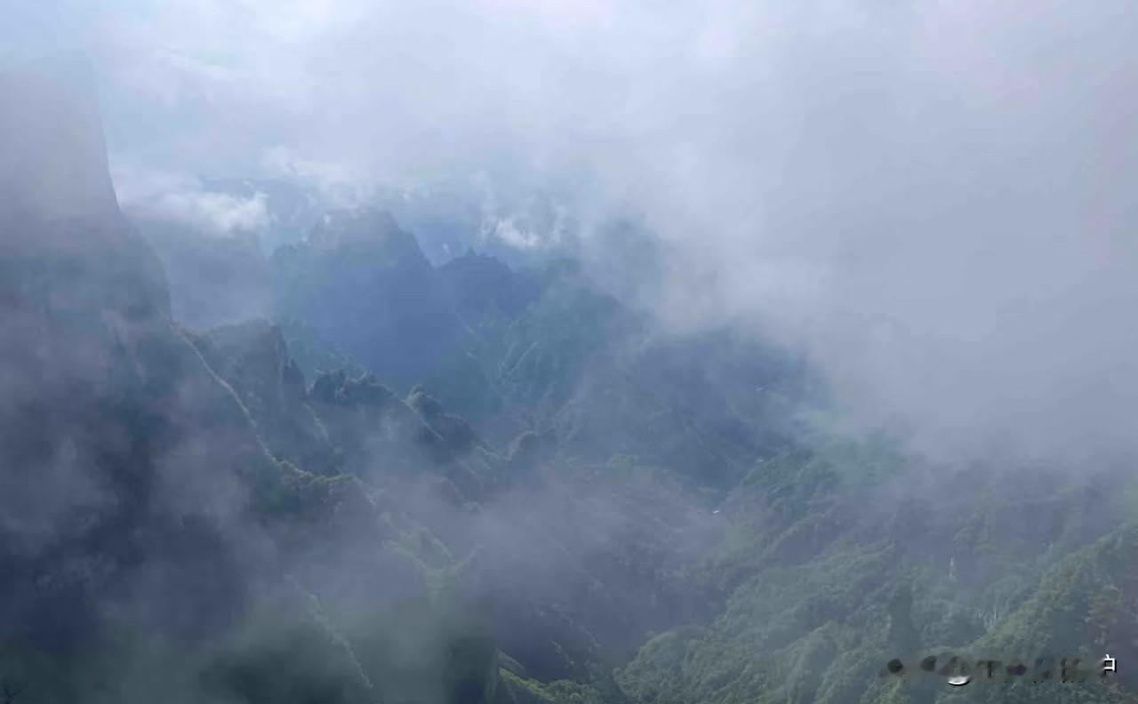 真的要给大家狠狠避雷天门山！这次和朋友选了A线，本以为能收获一场美妙的风景之旅，