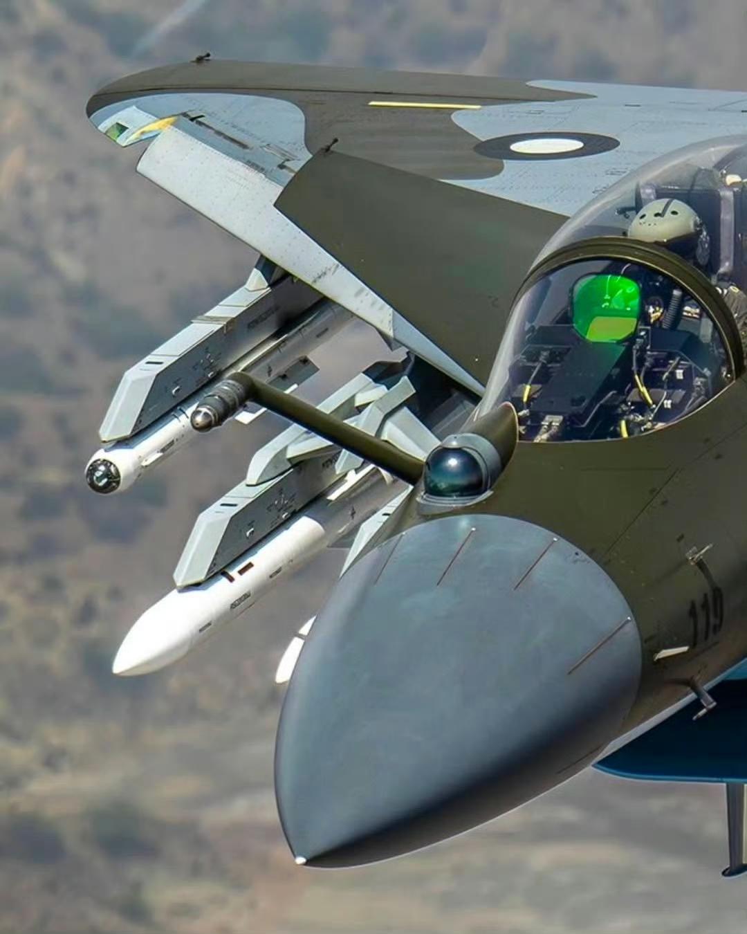 近看歼-10CE战斗机的两款空空弹，还有抬头显示仪、光电探头。在机载、弹载光电探