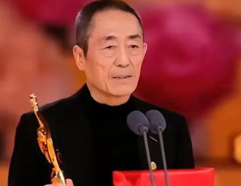 76岁的张艺谋，昨晚在百花奖现场，脸都快僵了。原因无他，旁边那位年轻貌美的女主持