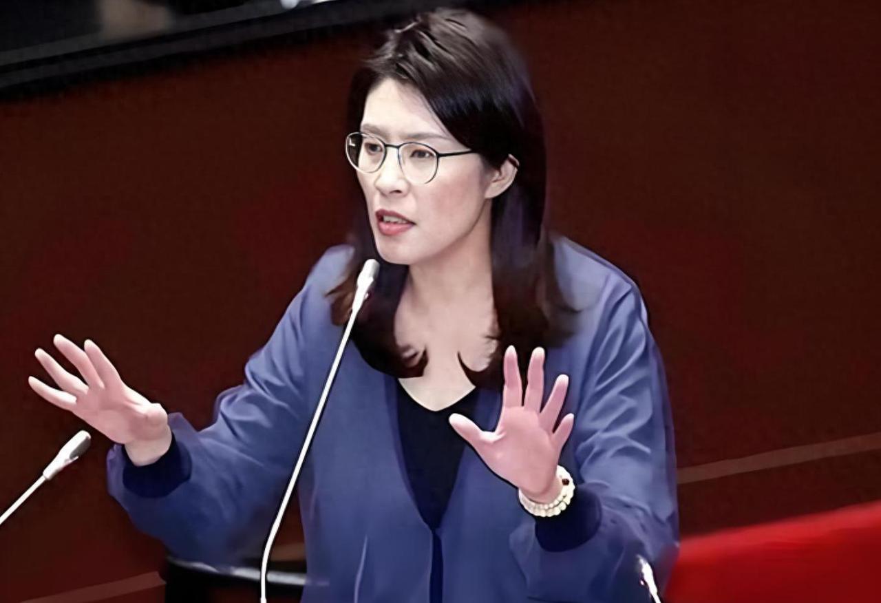 国民党主席选举杀出一匹黑马，张亚中在民调中票数大幅领先，这位高喊