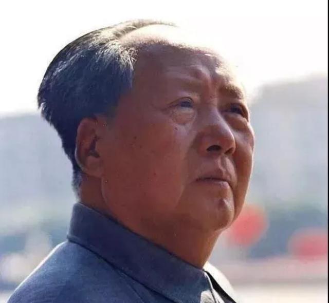 1976年，住在医院里的毛主席召见叶剑英：“军委的工作你交出去吧。”随后，陈锡联