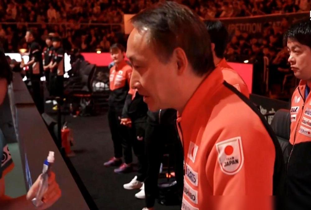 昨晚这场球，最让人窒息的不是0:3完败的张本美和，而是坐在场边的亲爹张本宇。