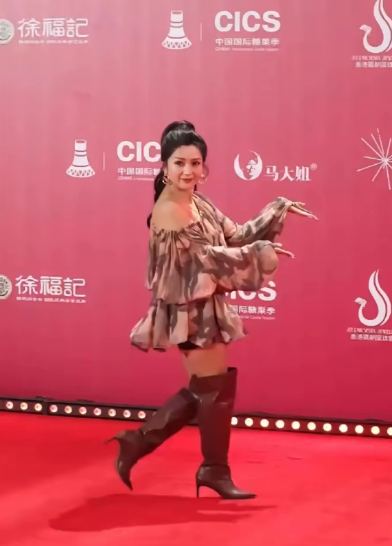 终于知道何洁为啥总减肥还显胖且不能大红了，就是太矮太小一只了