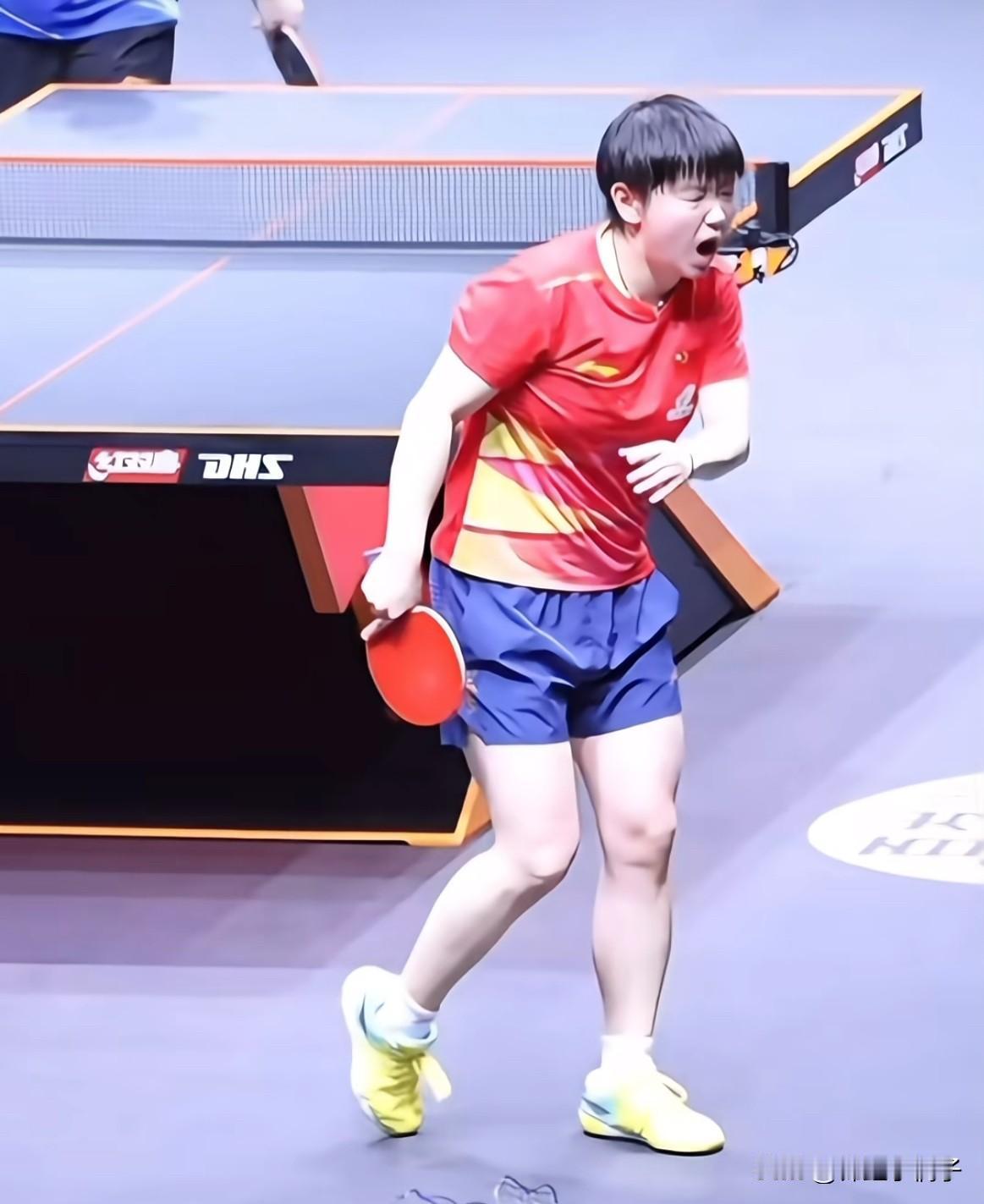 官方通报是轻伤。我却一点也笑不出来。那张CT报告我看了。韧带都快成一根