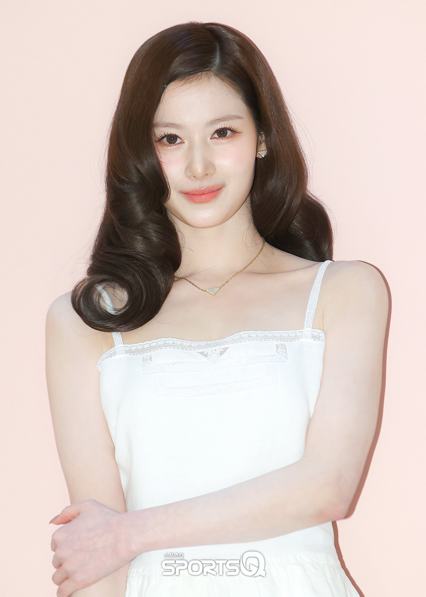 凑崎纱夏xPRADA今日身穿蕾丝饰边吊带小白裙出席Prada’White