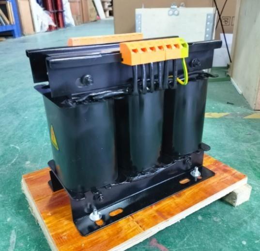 比芯片更重的东西出现了！现在整个欧美都急疯了，美国电网设备商就算加班加点生产，也