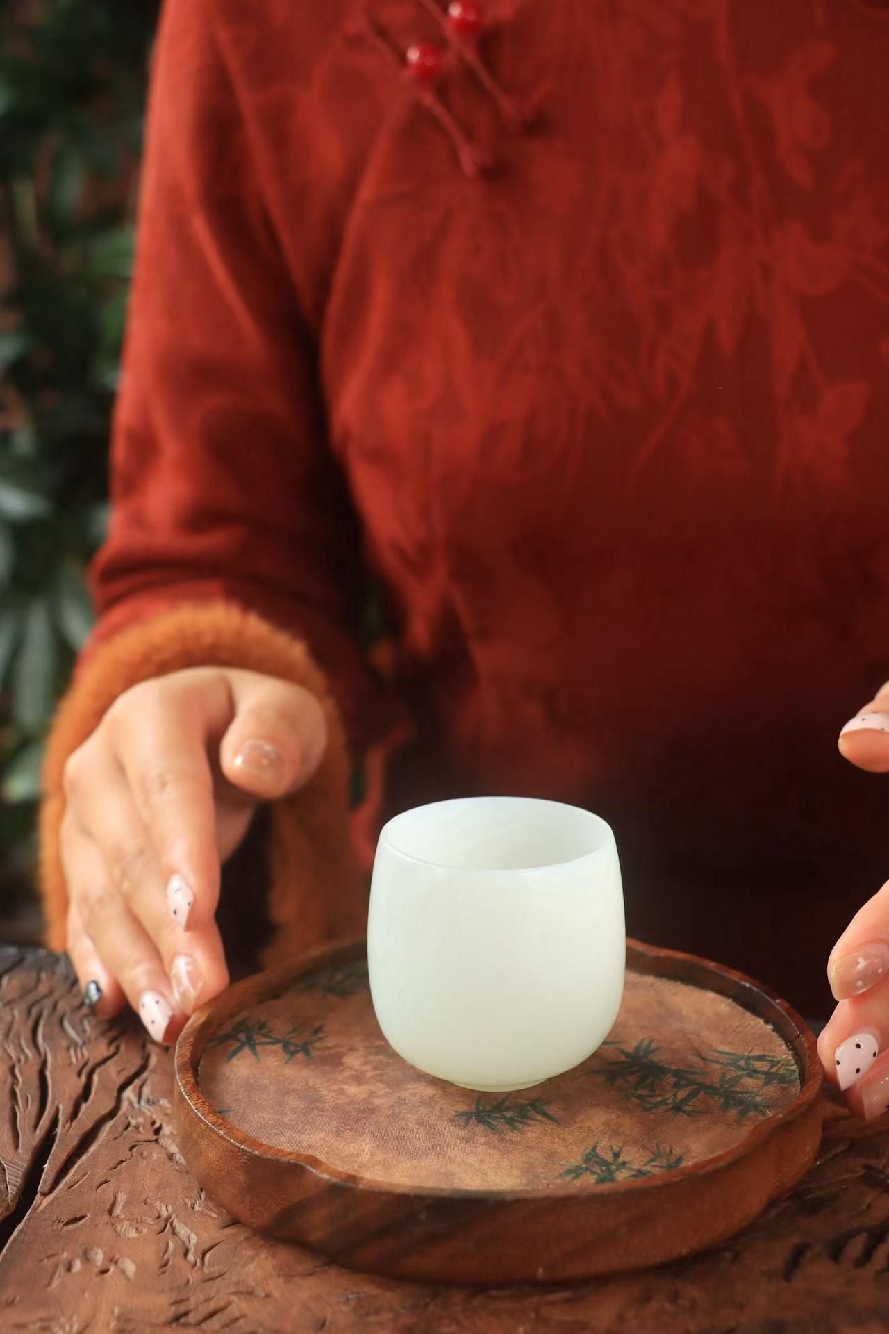 〈品茗杯•羊脂玉〉精选和田玉羊脂玉茶杯，温和细腻，脂润十足～🍃纯手工薄胎工