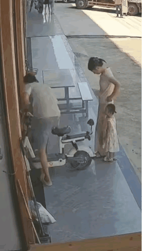 "没眼看啊[捂脸哭]"！这是发生在家里的一件事。一男子准备骑电动车带着老婆孩子出门