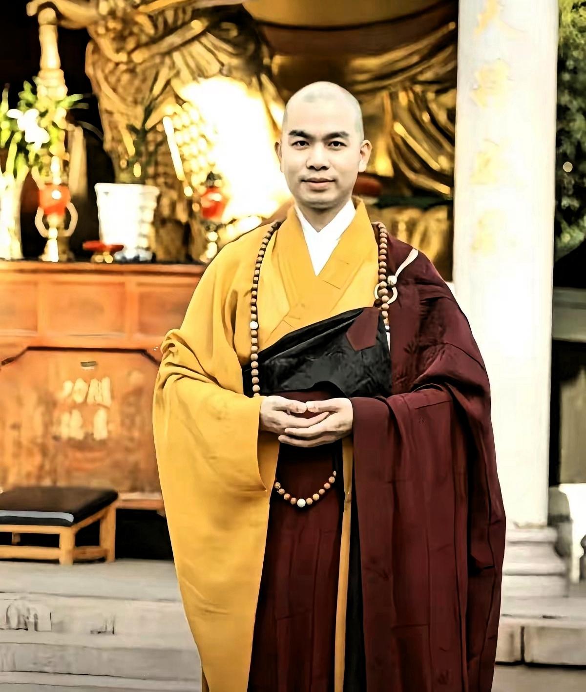 五台山一个大哥随手拍的视频，镜头一拉近，所有人都闭嘴了。画面里，一个“大师”正