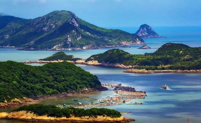 中国发现一个能停靠上百艘航母的深水港,位置太关键了!你敢信吗?在咱们国家的东