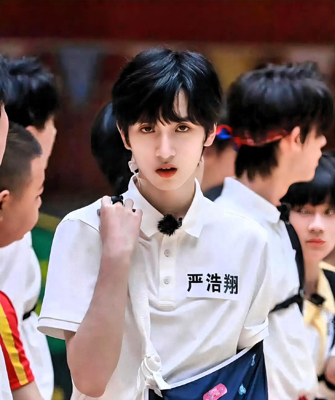 严浩翔当众摔话筒那次，我一眼就看出这孩子心里憋着一股委屈与戾气。前娜扎经纪