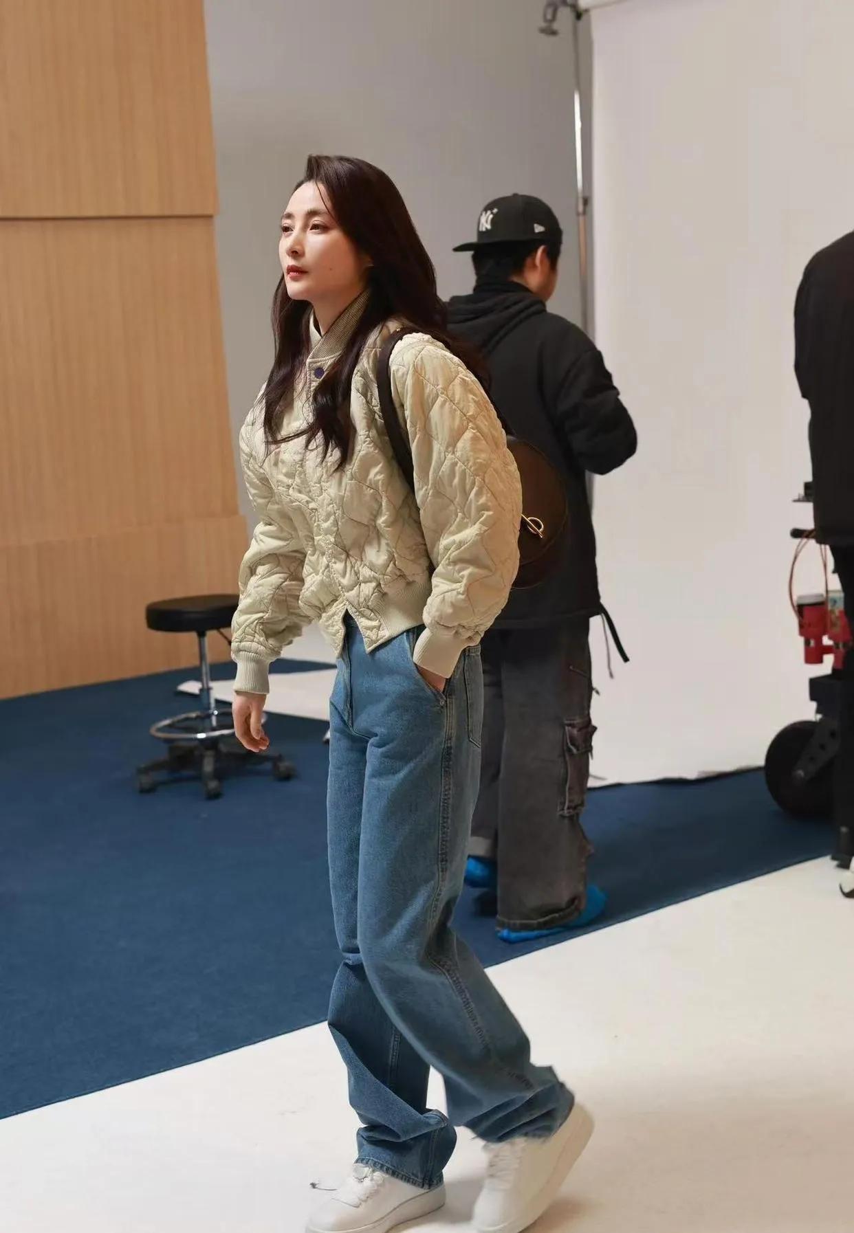 蒋勤勤的中年穿搭太圈粉！短款羽绒服配牛仔裤，零大妈味蒋勤勤这组穿搭直接给中