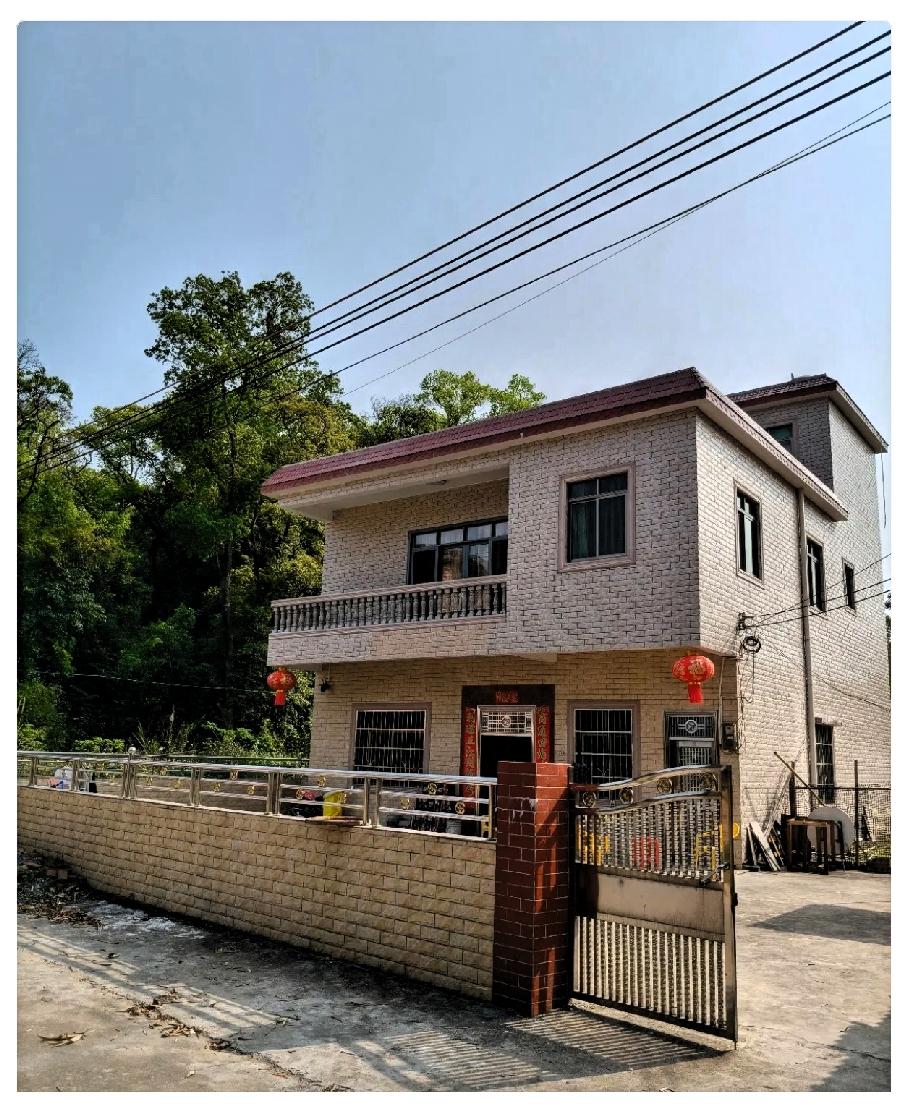 上个月我公公走了，我跟我老公回老家给老爷子办后事。我老公的亲爸妈很早就离婚了