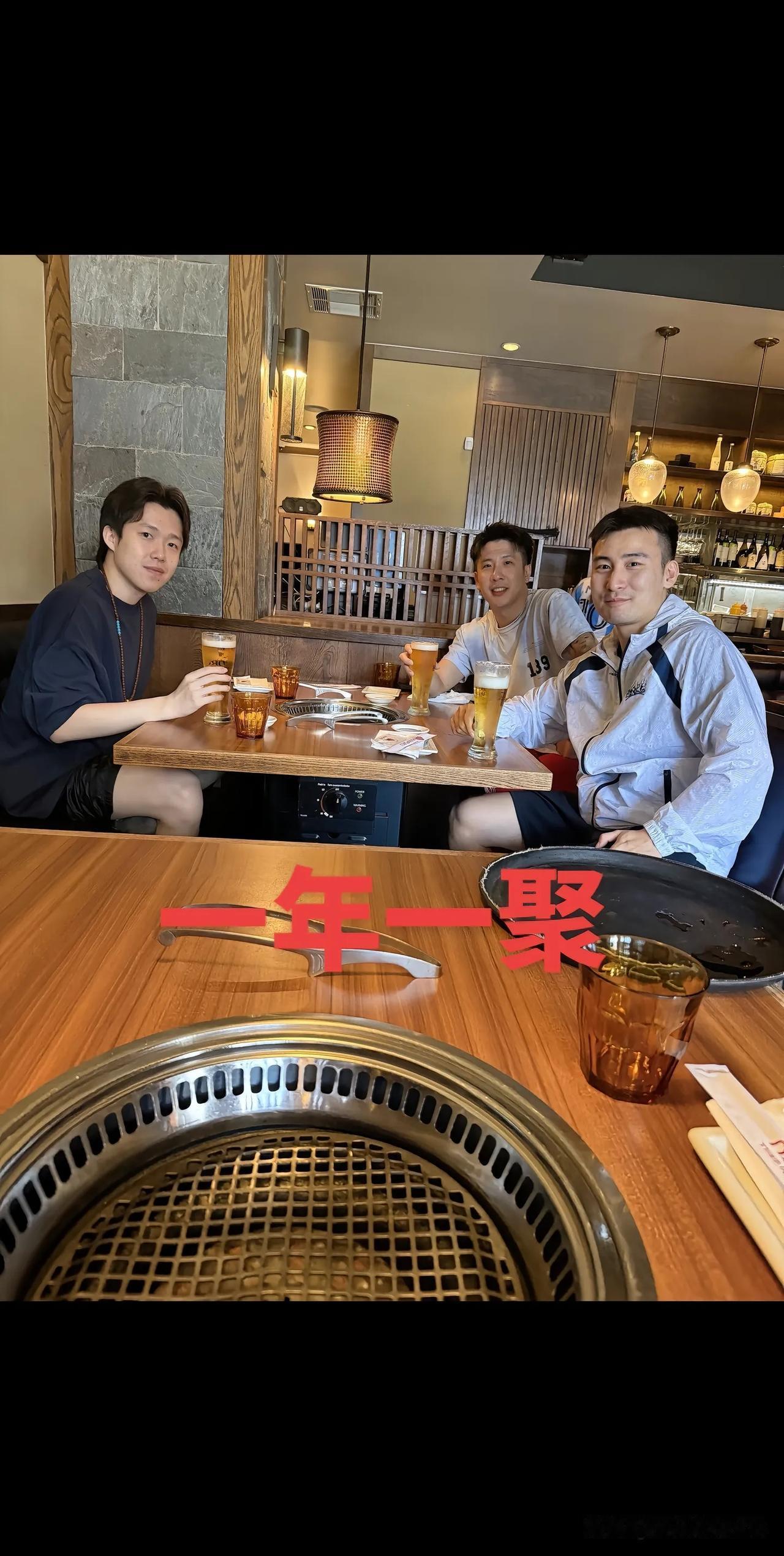 运动员张向晶晒出一张聚餐合照，并配文“一年一聚，一路平安，继续加油”。图中有3人