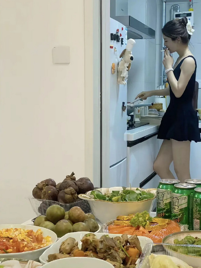 第一次来她家吃饭，被她的反差惊讶到了，完全超出我对她的淑女形象认知，现在跑还来得