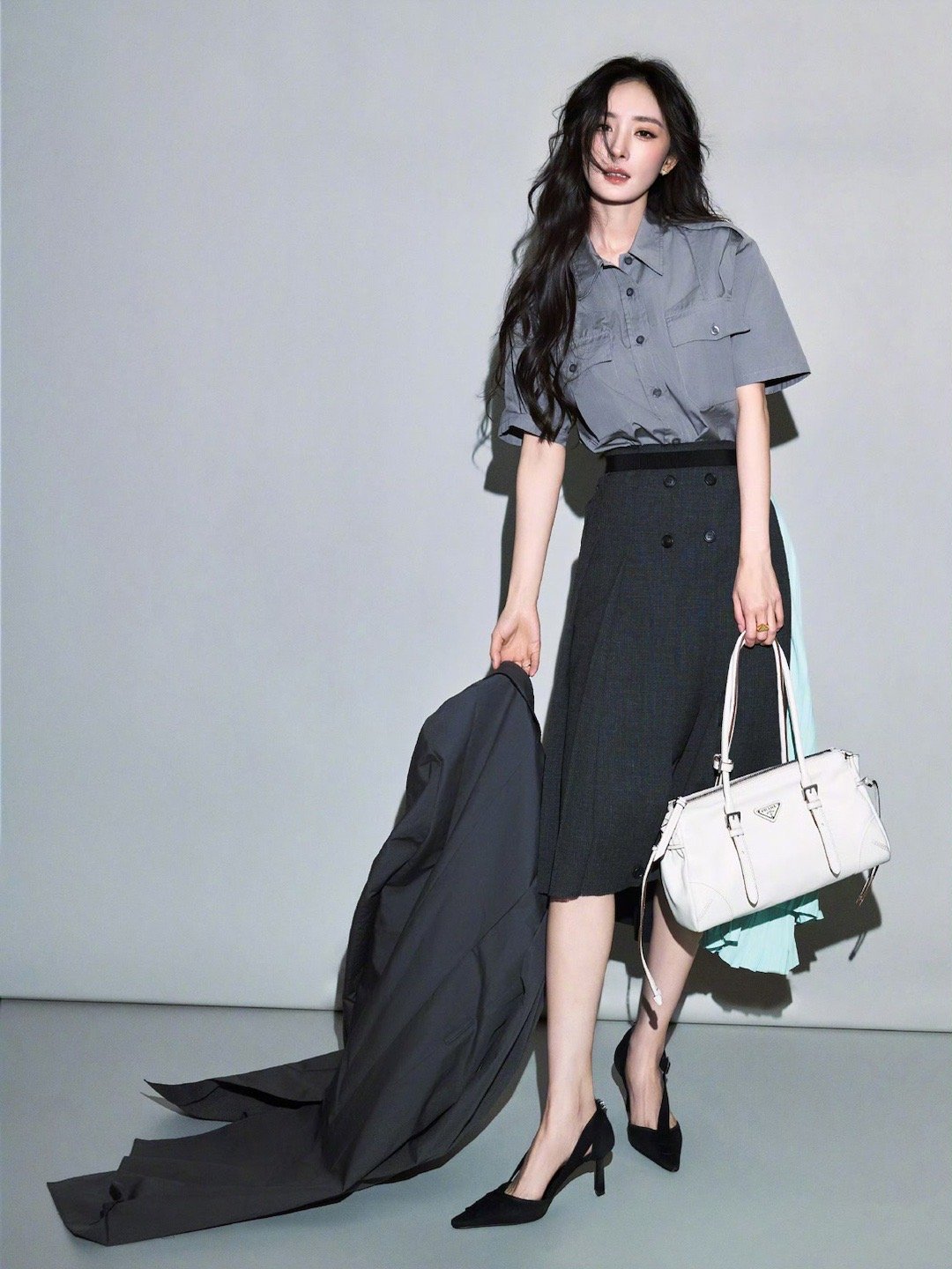 wokwok！杨幂工作室你去哪里进修了啊！这个新造型太美了吧🥹灰色大衣、长卷发