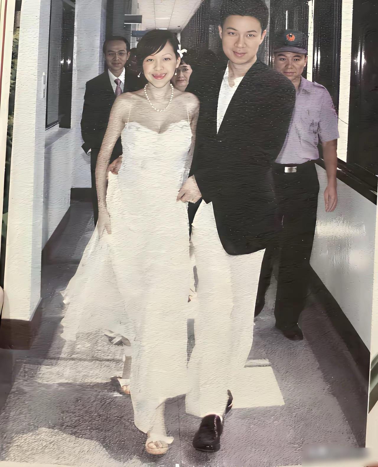 大小S当年结婚的时候，都是白纱拖地，都是身材高挑，旁边的老公也是一个比一个帅。