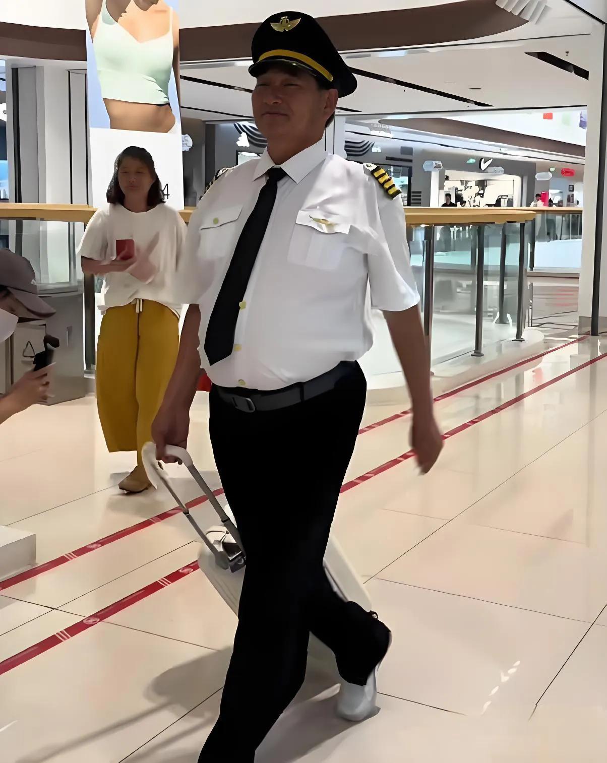 大衣哥穿上机长演出服现身商场，这一幕你怎么看？2026年8月5日，山东济南章