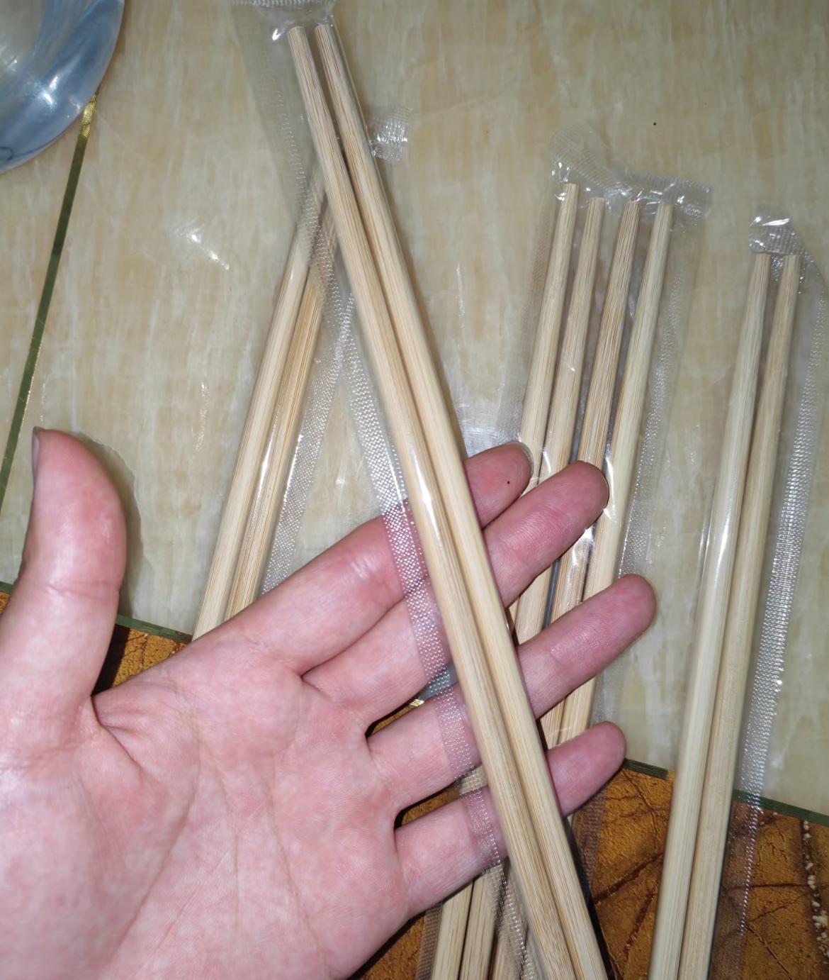 之前发现胖东来给的免费手套质量都很好，吃饭给的是清风纸巾，现在被筷子震惊了。有