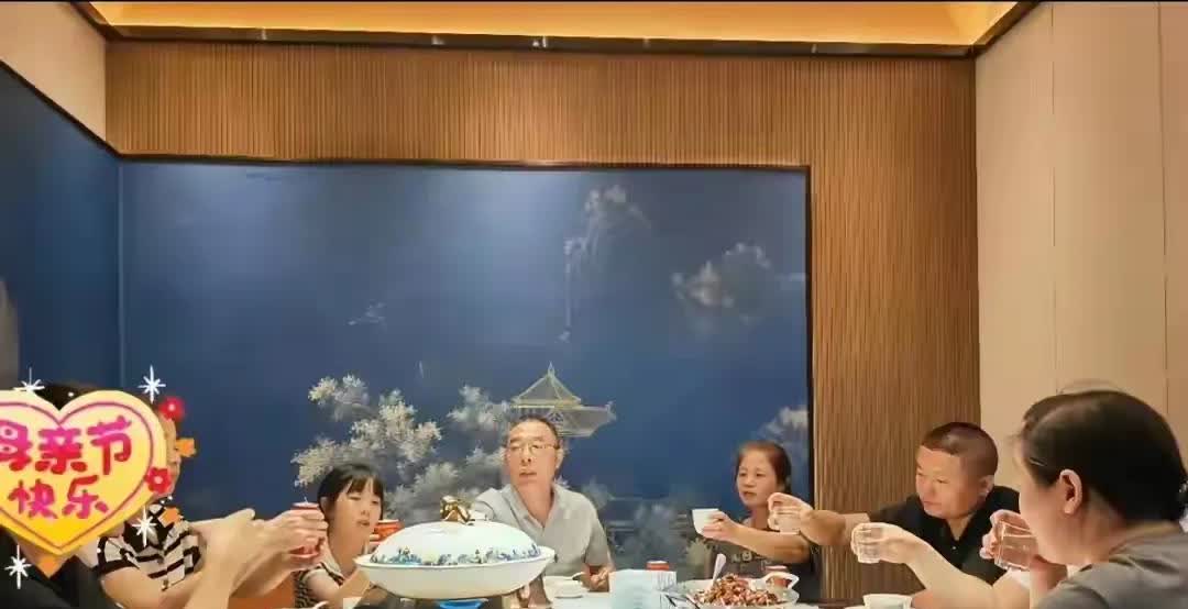 不管雷公多么癫狂，他儿子吴克明最终还是在母亲节这天与自己的生父、生母一同吃了饭。