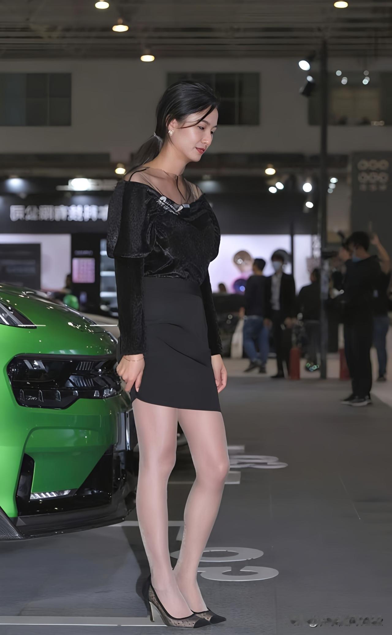 优雅黑裙搭配闪亮高跟鞋，尽显都市女性魅力