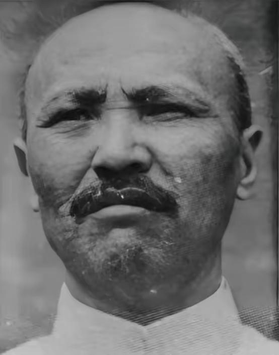 1947年4月，孙殿英在老巢汤阴被解放军包围后，拿出几万黄金分给手下，高级军官每