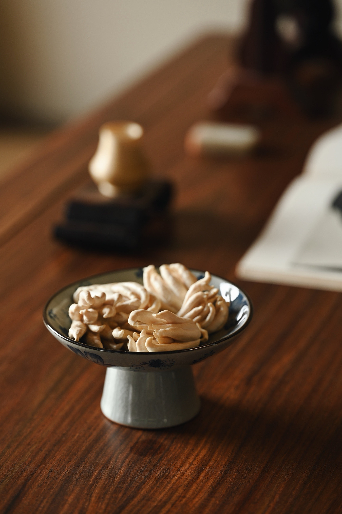 猛犸|佛手清供一盘料质清润，色洁如银霜，雕折枝佛手，叶片生动，佛手拳拳，写