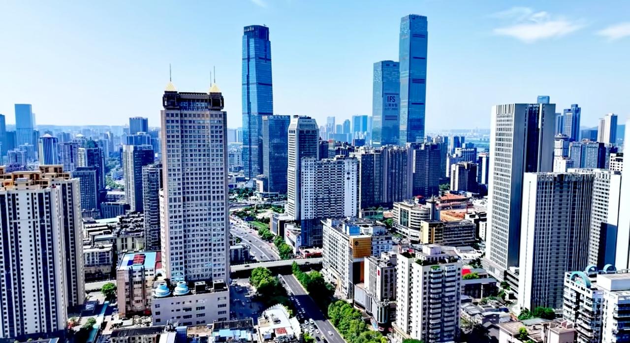 说句实话，长沙的城市建设有的时候看起来，还真的有点像普通的地级市。比如：江苏的无