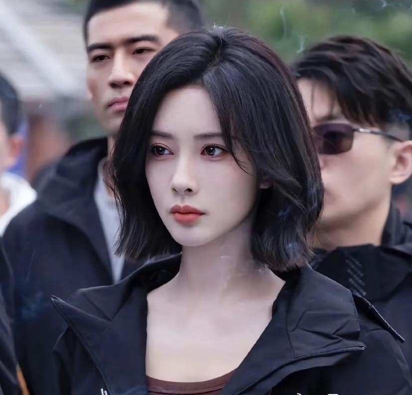 白鹿《开到荼蘼》造型跟孟子义经典短发撞款了，同款波波头，气质还是蛮不一样的。孟子