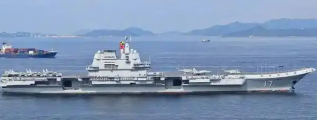 一位日本专家曾把中日对峙最残酷的一层彻底挑明：真正需要讨论的，早已不是中国能不能打得过日本，而是日本