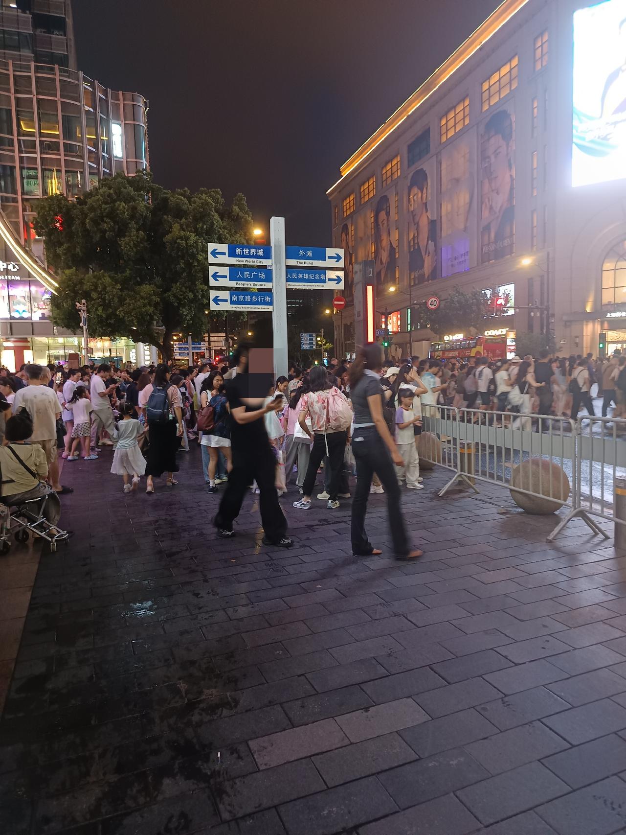 来大上海就是为了看人吗？来上海旅游，那最大的“景点”似乎便是这人