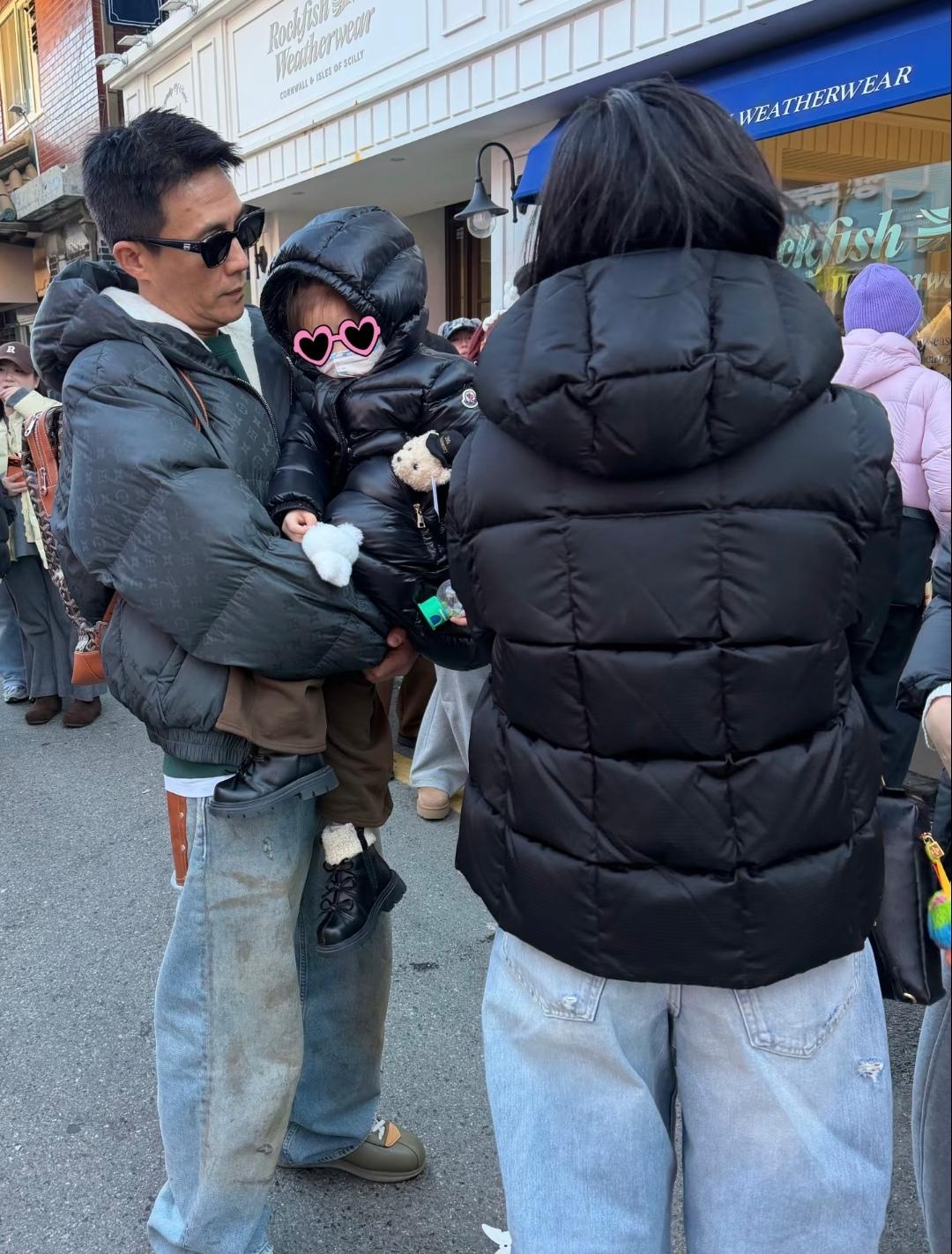 1月1日，杜淳一家3口现身香港游玩，陪伴孩子度过快乐的元旦时光。杜淳穿着褐色